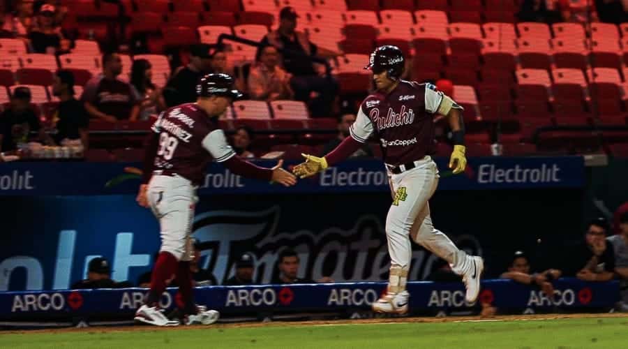 Rosman Verdugo festeja su primer cuadrangular en Liga Mexicana del Pacífico