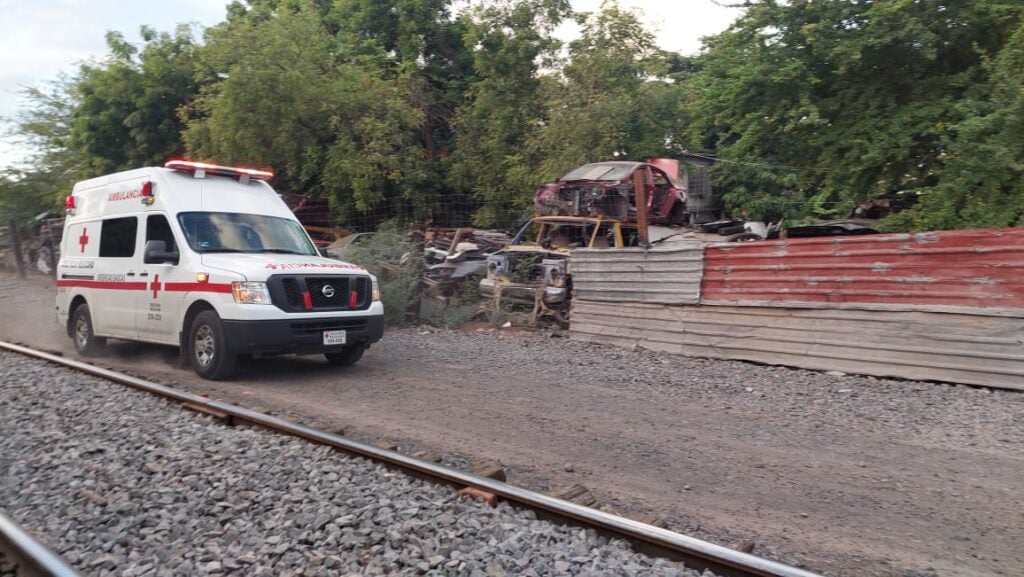 Un hombre fue encontrado golpeado a lado de las vías del tren