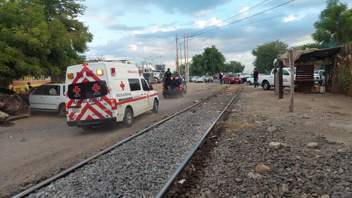 Un hombre fue encontrado golpeado a lado de las vías del tren