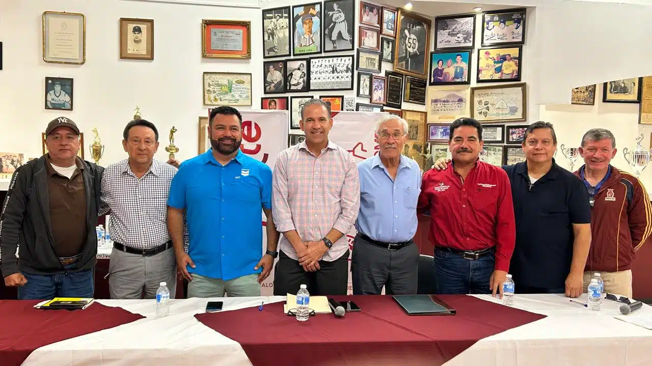 Conferencia de prensa en el Salón de la Fama del Deporte de Ahome.