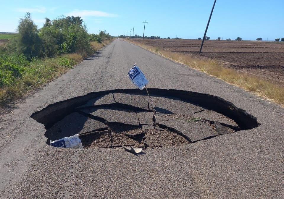 Se abre enorme socavón en carretera a campo pesquero El Tortugo