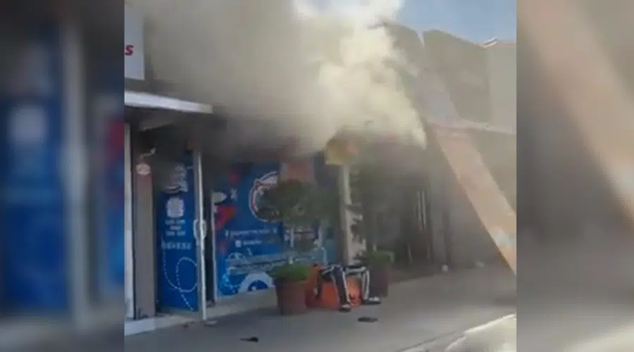 Se incendia papelería en plaza comercial de Valle Alto, Culiacán