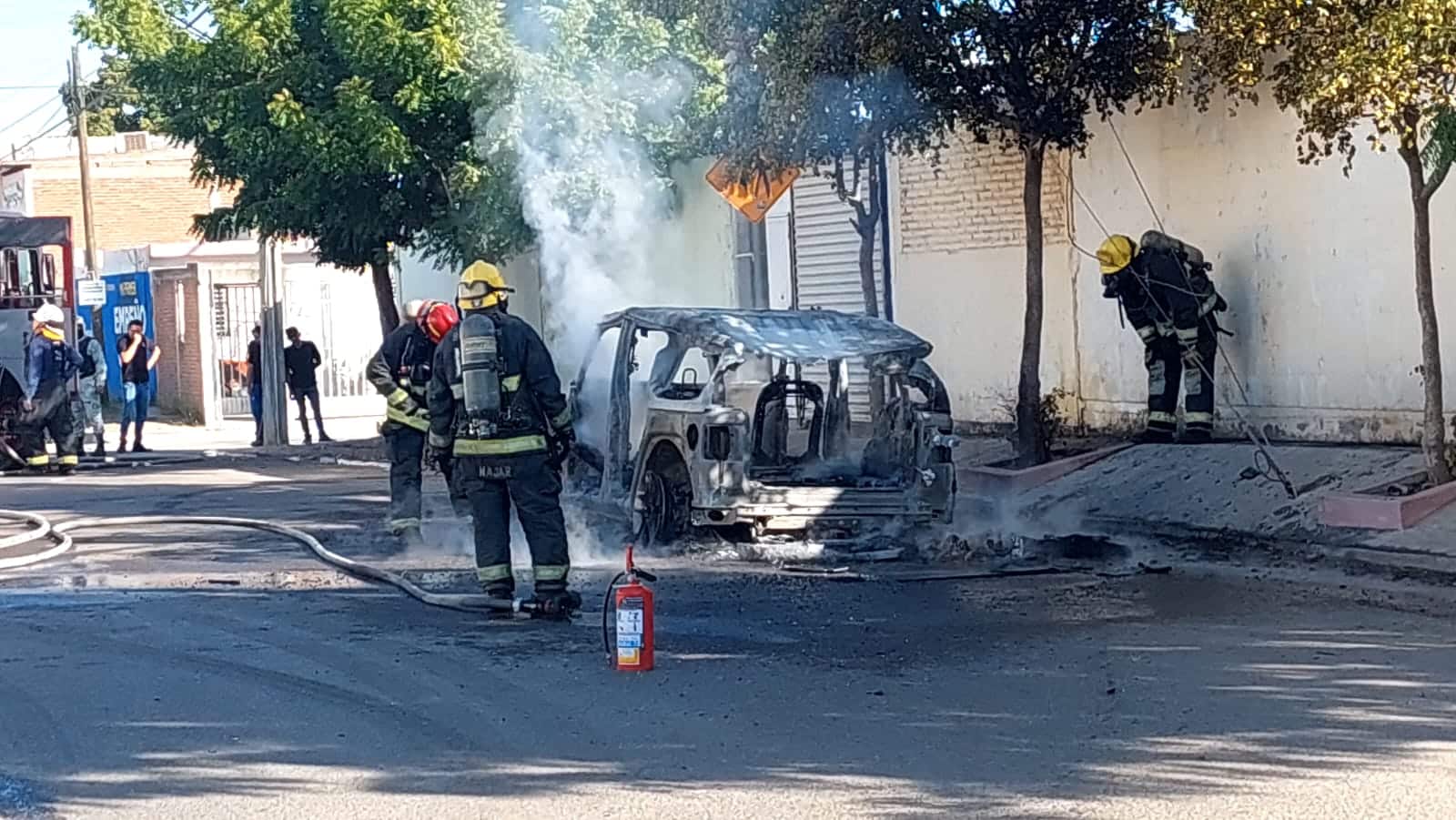 Se incendia una camioneta en calles del sector de Barrancos, Culiacán