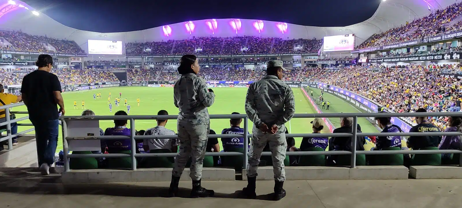 Militares supervisando el estadio El Encanto.