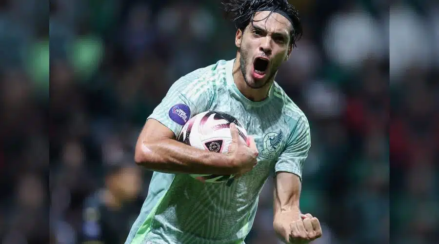 Jugador de la selección mexicana celebra victoria del equipo en el partido de vuelta contra Honduras