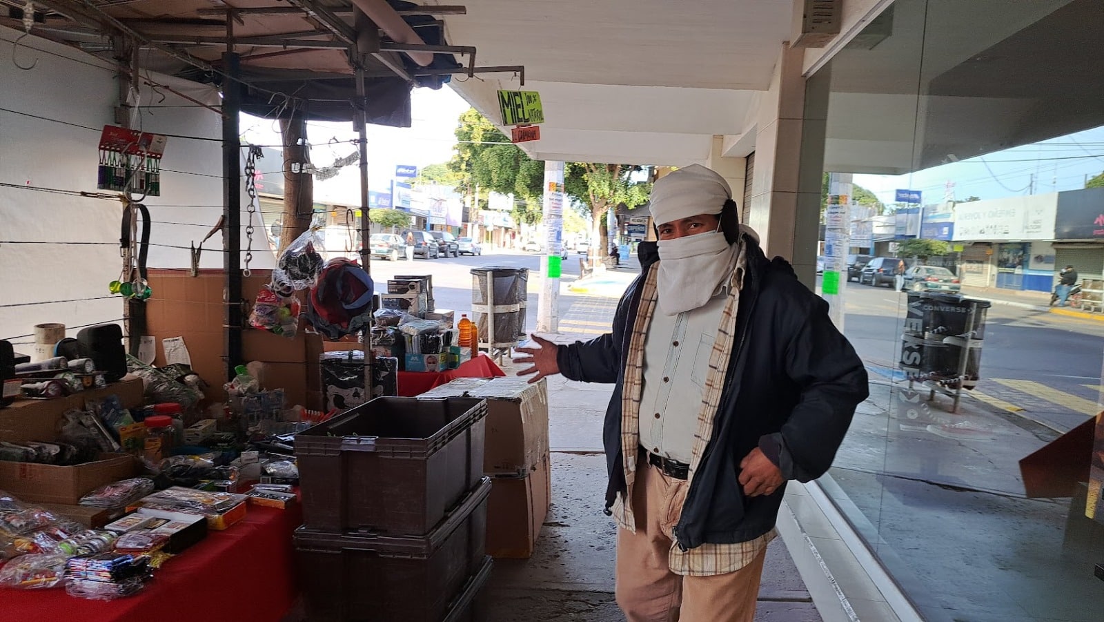 Persona con bufanda en puesto de Guasave