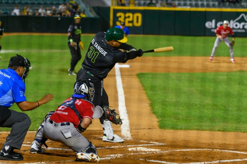 "Tanque" Tomás pega la pelota en el juego del sábado contra los Charros