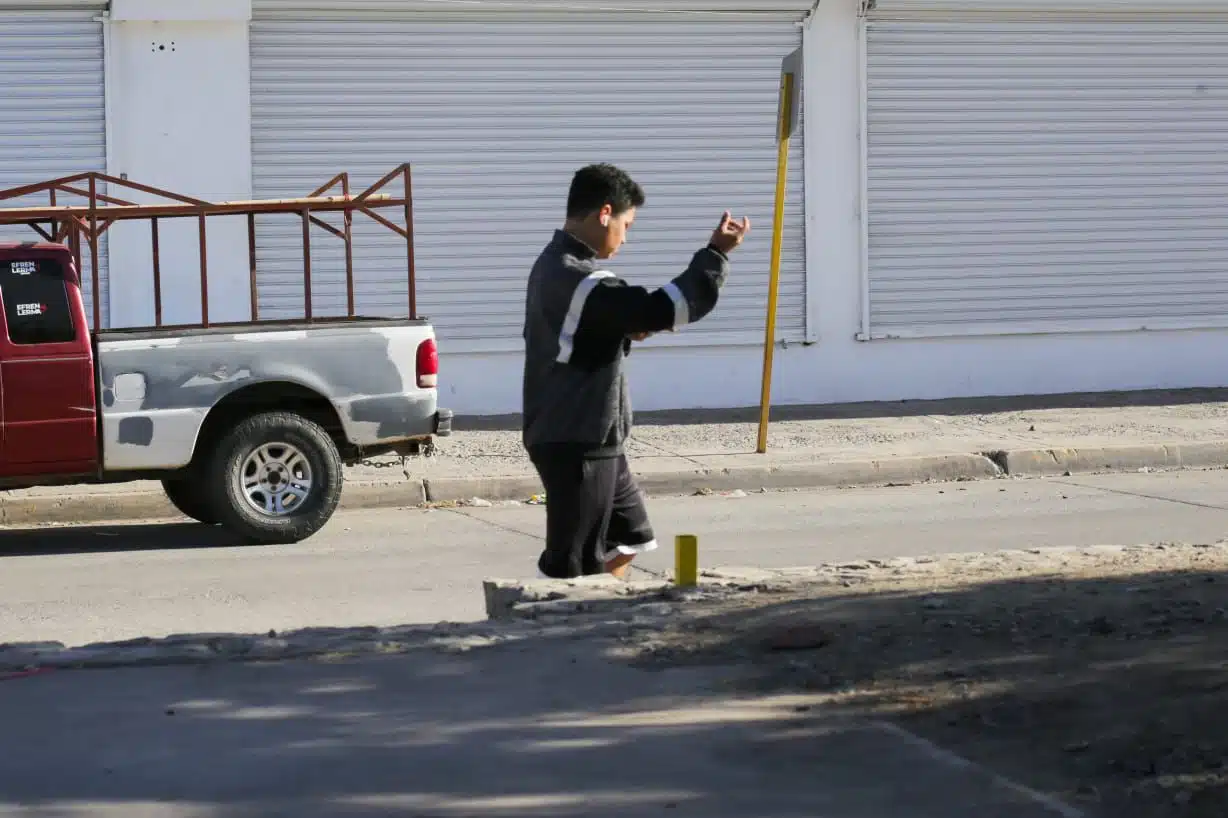 Algunas personas ya lucen algunas prendas de invierno ante el descenso que se ha registrado en los últimos días.