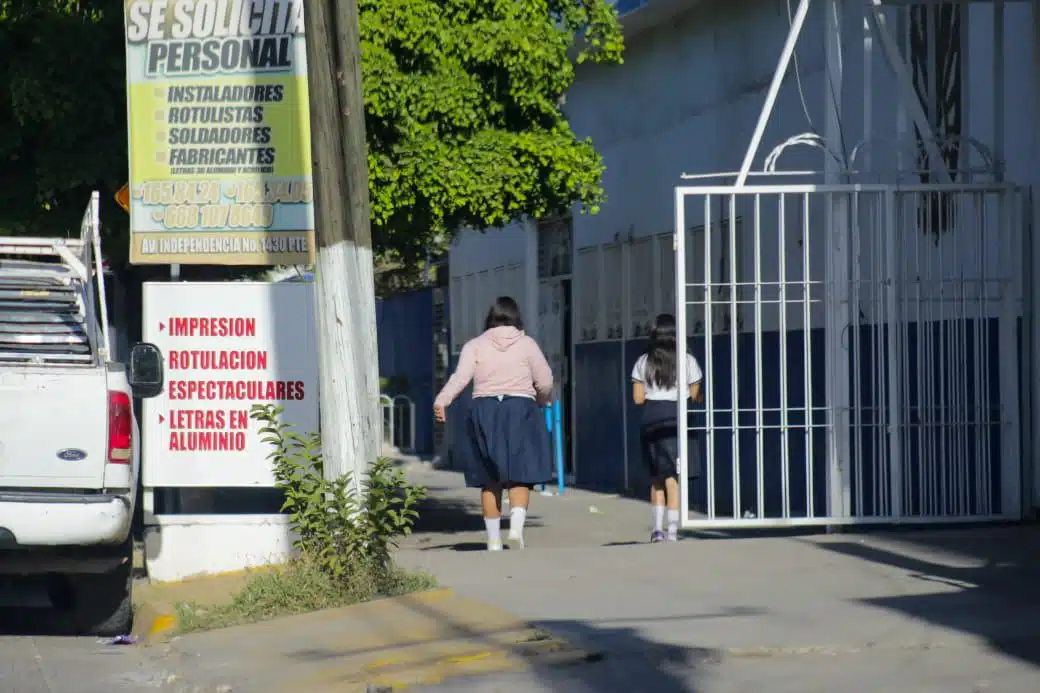 Algunas personas ya lucen algunas prendas de invierno ante el descenso que se ha registrado en los últimos días.