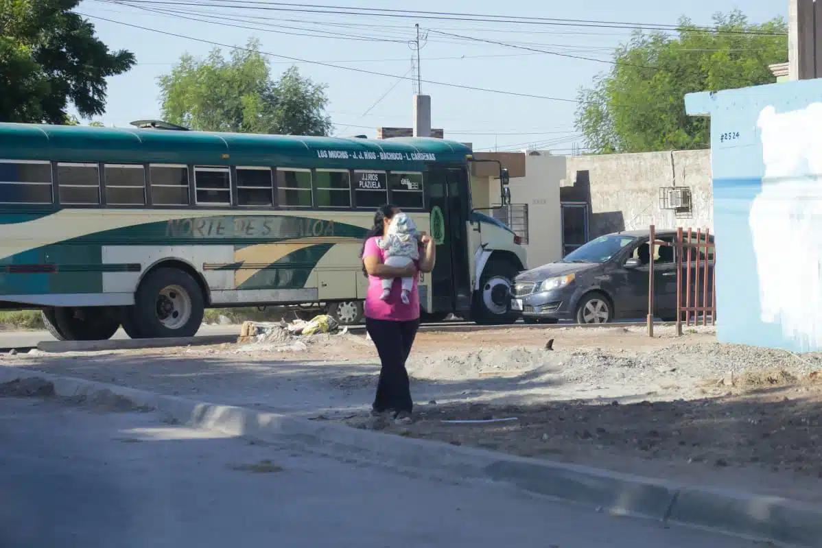 Algunas personas ya lucen algunas prendas de invierno ante el descenso que se ha registrado en los últimos días.