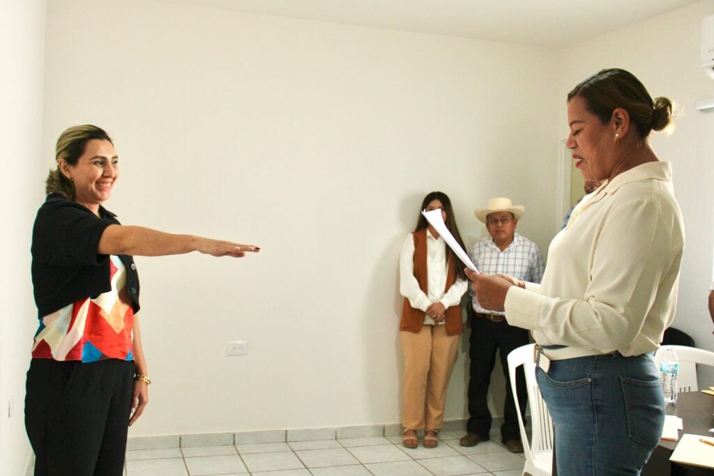 La alcaldesa Evangelina Llanes toma protesta a nueva funcionaria de Juan José Ríos