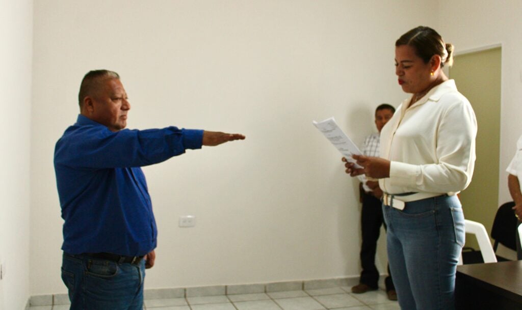 La alcaldesa Evangelina Llanes toma protesta a nuevo funcionario de Juan José Ríos