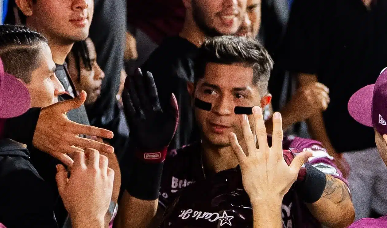 Jugador de Tomateros de Culiacán celebra victoria con aficionados