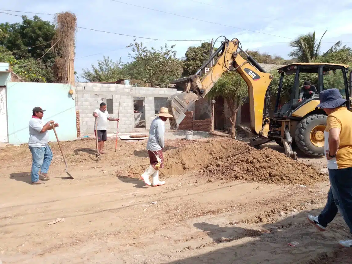 Trabajadores realizan tareas obras de conexión de alcantarillado y agua potable en Mazatlán