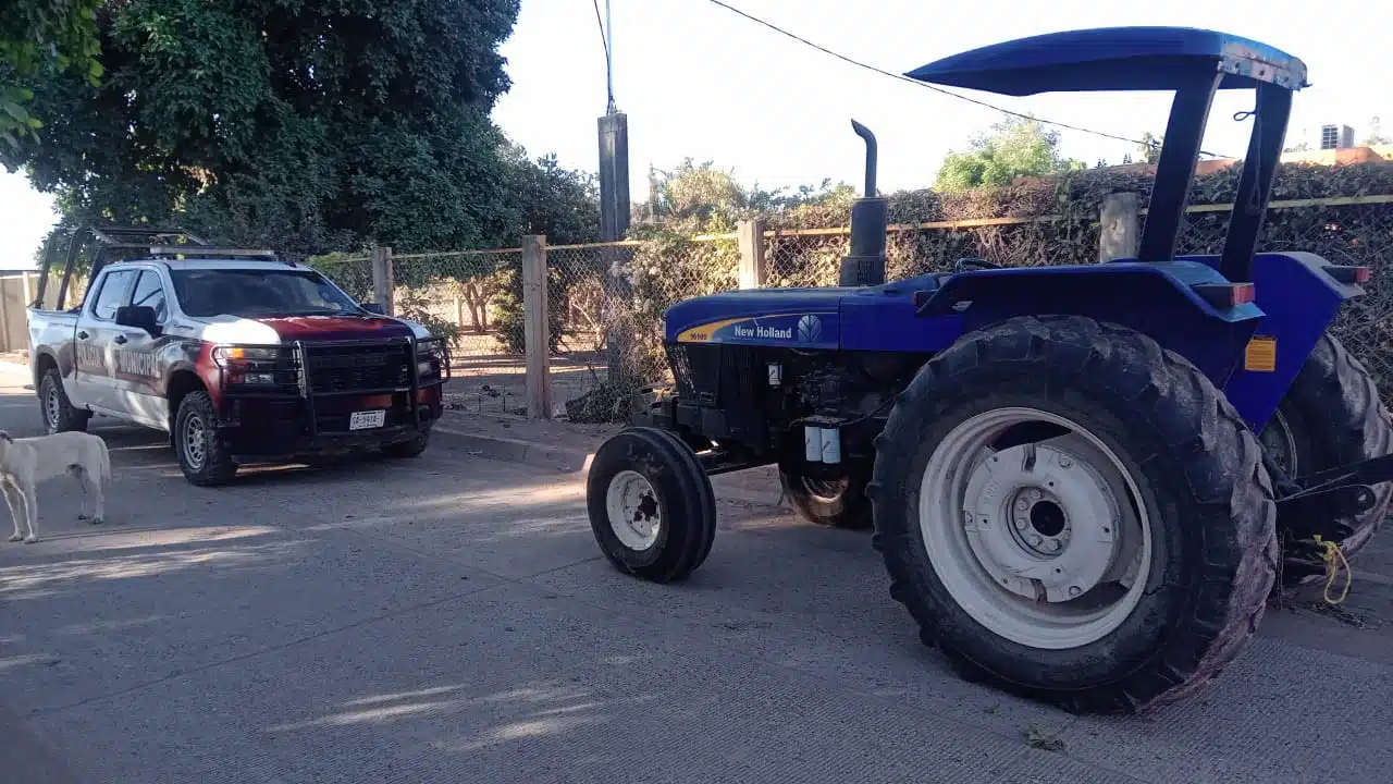 Tractor recuperado por policías municipales en Ahome