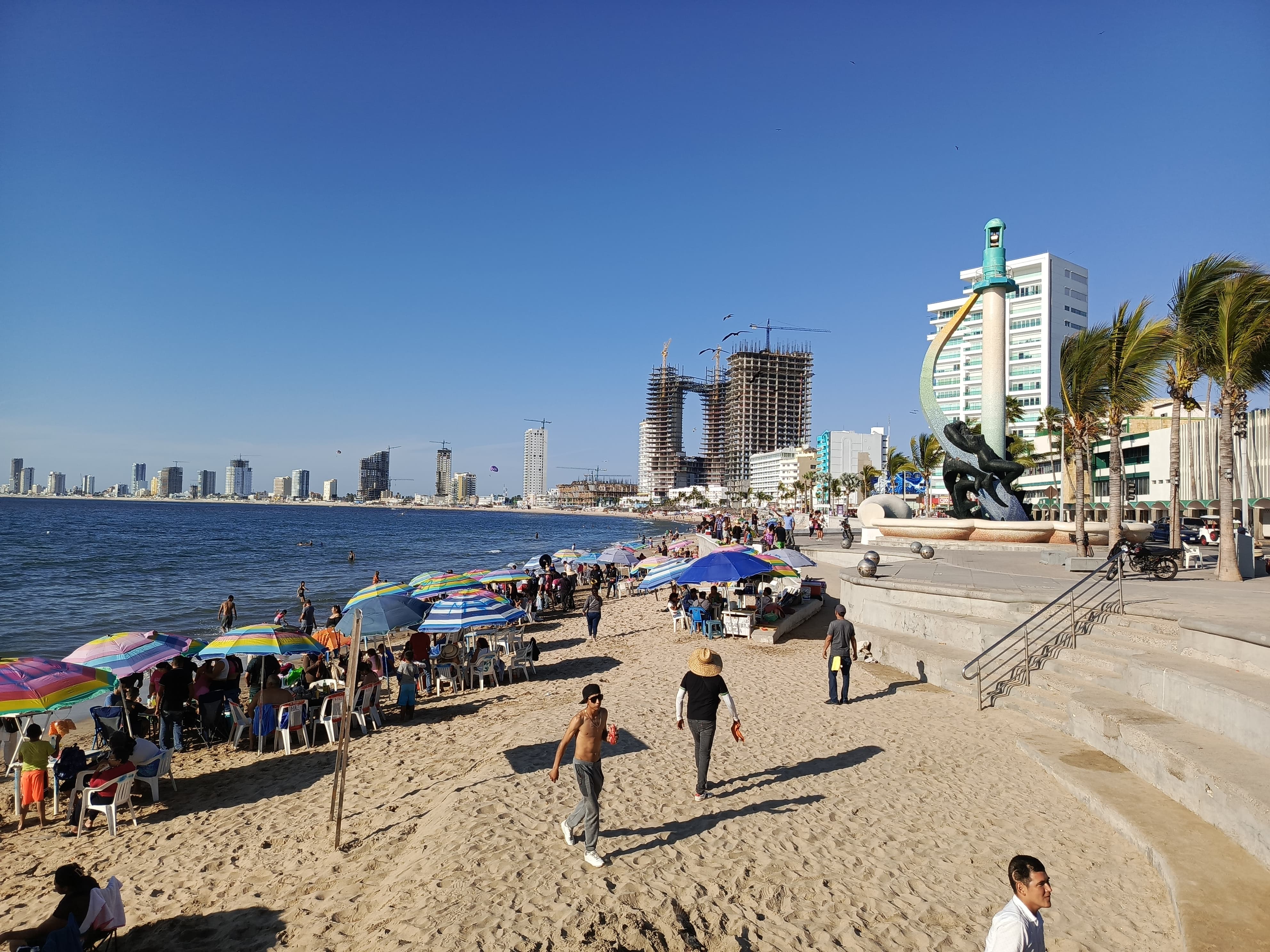 Turismo en playa de Mazatlán