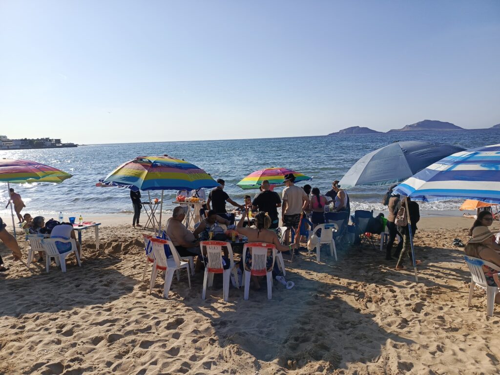 Turistas en la playa de Mazatlán