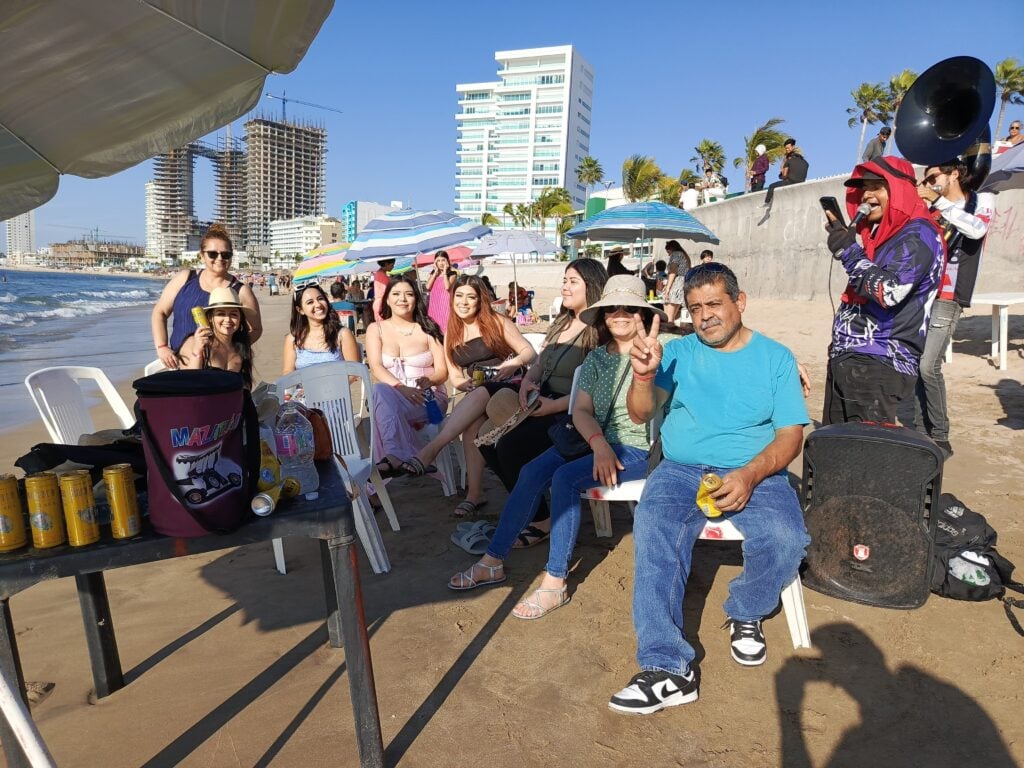 Turistas en la playa de Mazatlán