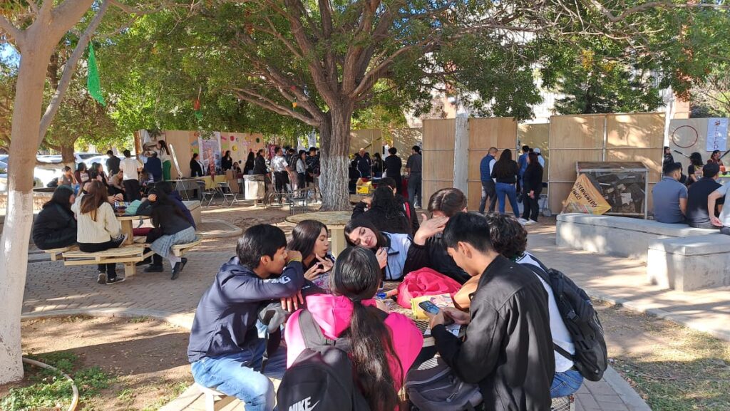 Estudiantes visitan la UAdeO Unidad Los Mochis para ver las distintas ofertas educativas