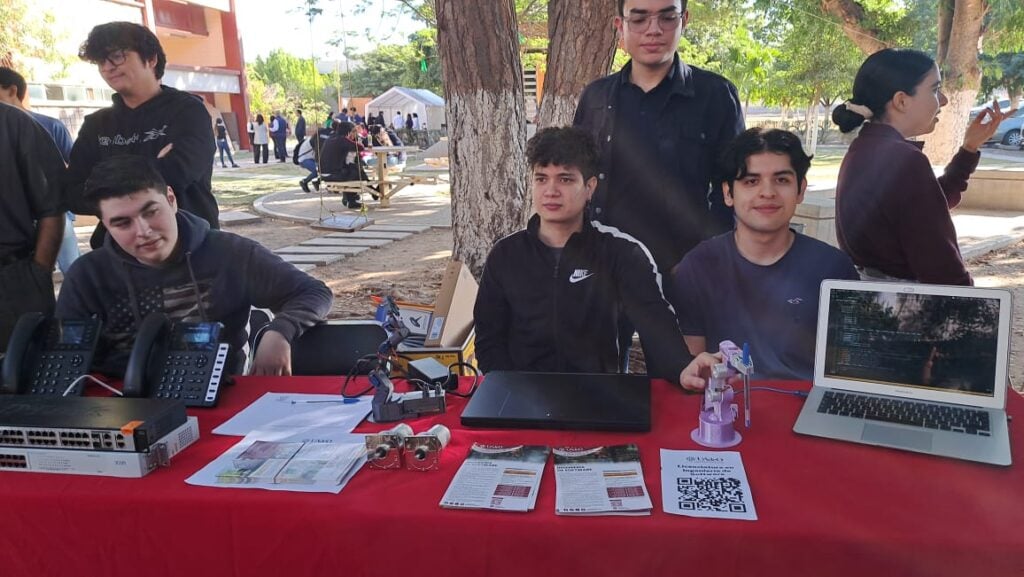 Estudiantes visitan la UAdeO Unidad Los Mochis para ver las distintas ofertas educativas