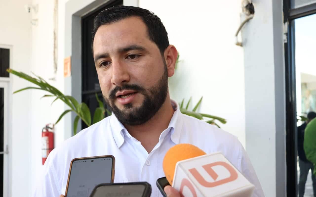 Ulises Piña García con medios de prensa