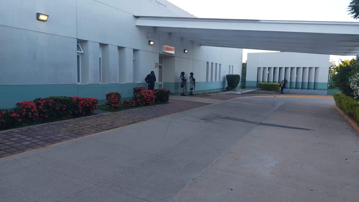 Elementos de la Guardia Nacional resguardando el área de Urgencias del Hospital General de Mazatlán.