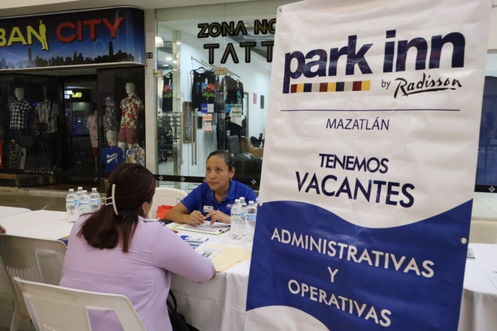 Una persona busca información para una vacante en la feria Empleatón Mazatlán