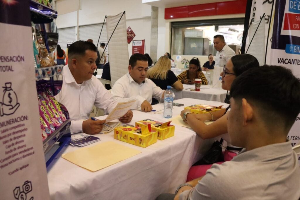 Una persona busca información para una vacante en la feria Empleatón Mazatlán