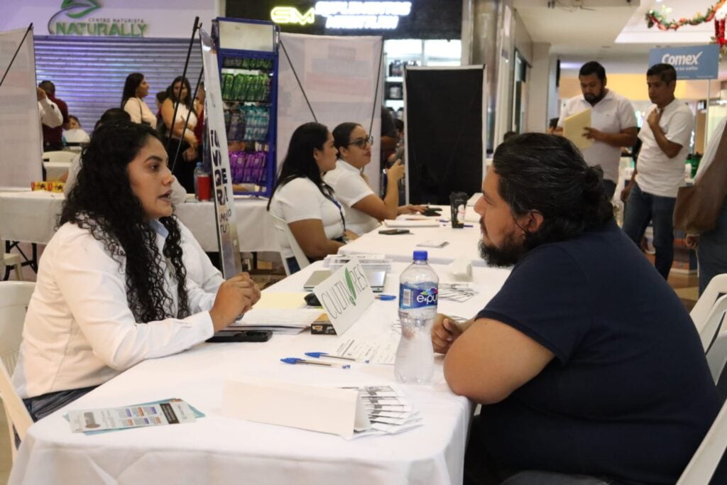 Una persona busca información para una vacante en la feria Empleatón Mazatlán