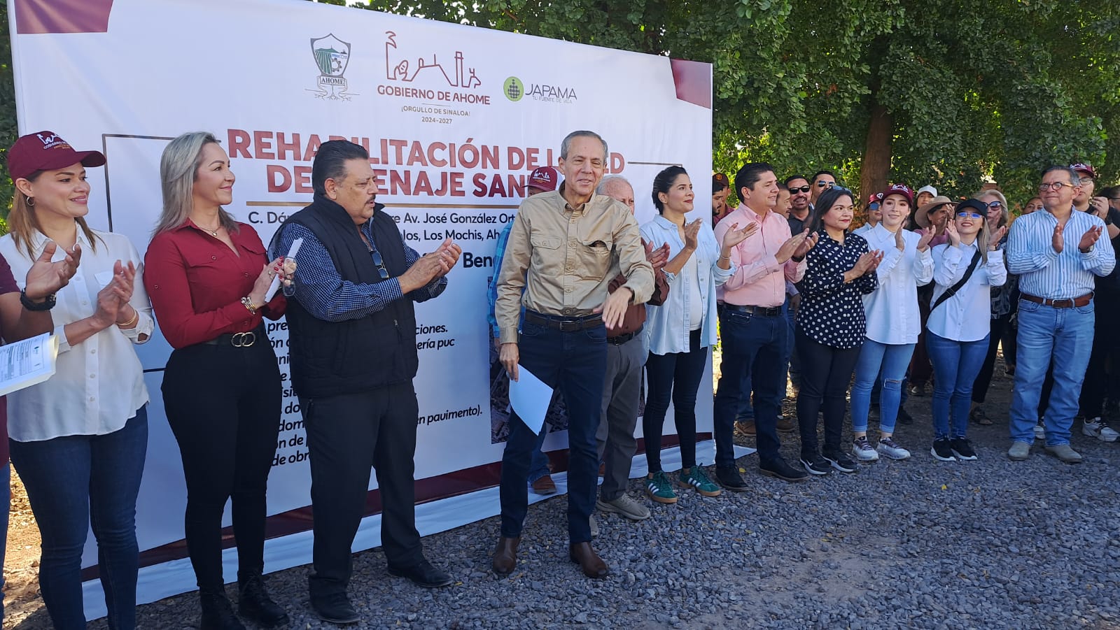 El alcalde de Ahome, Gerardo Vargas Landeros, en la rehabilitación del drenaje sanitario en la calle Dámaso Castro del ejido Morelos