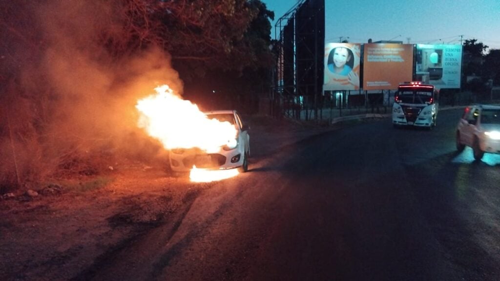 Ford Focus blanco incendiándose en Culiacán.