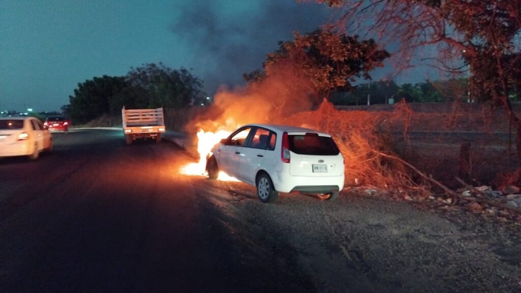 El vehículo terminó en pérdida total por el incendio. 