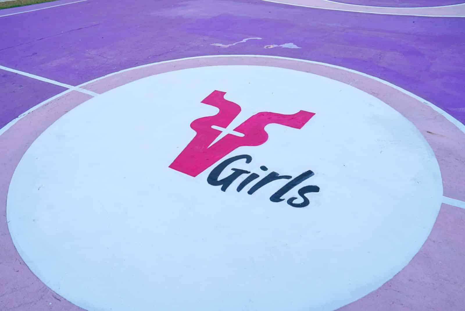 poner en marcha el proyecto V Girls en la cancha de la Villa Galaxia.