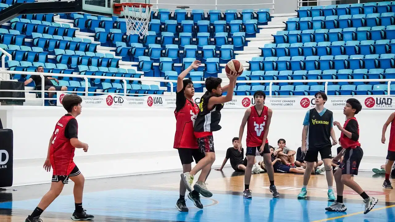 Jugadores de Venados Basketball en la Mini Copa de Baloncesto