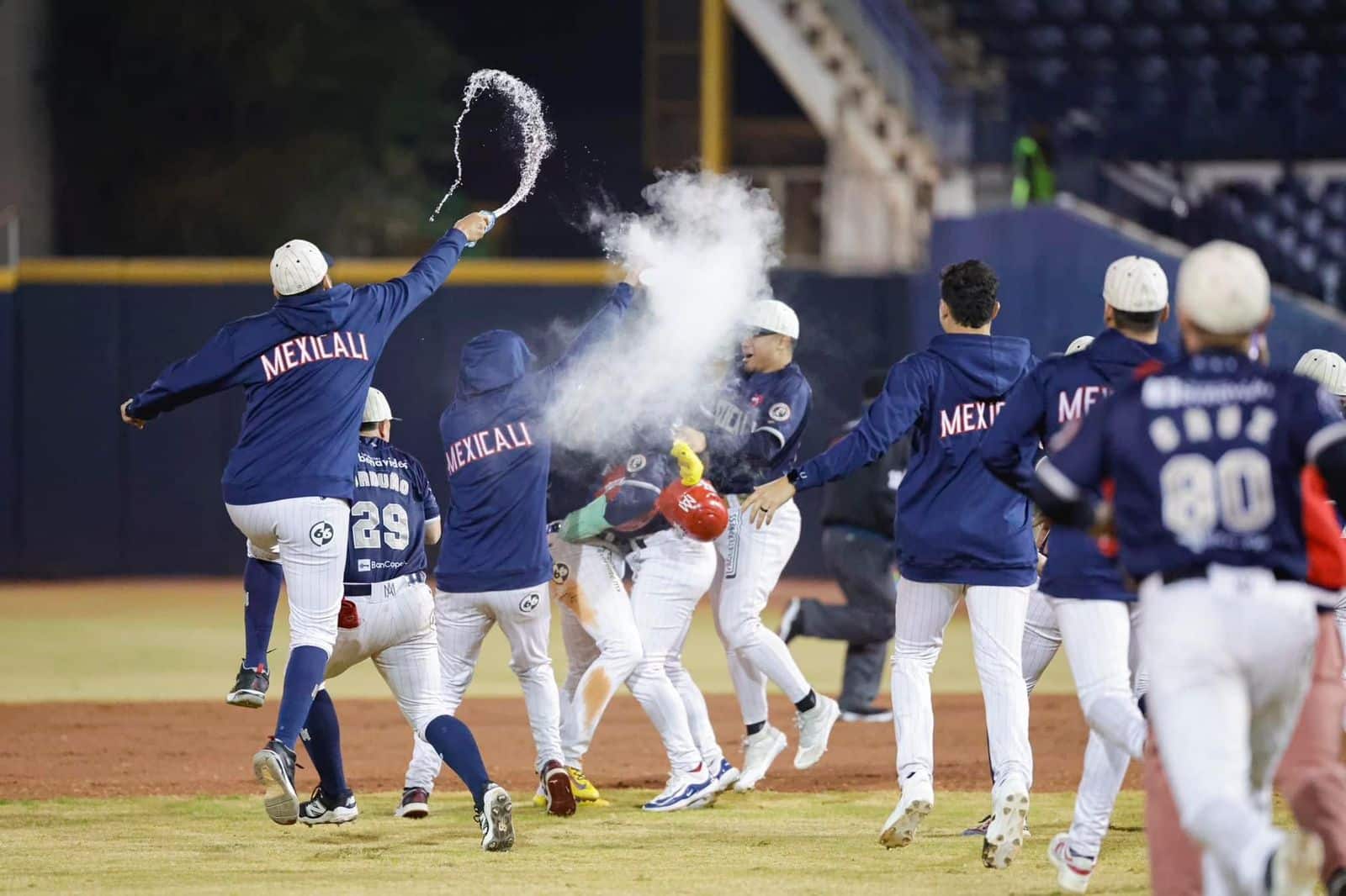 Águilas de Mexicali celebrando su victoria ante Venados de Mazatlán.