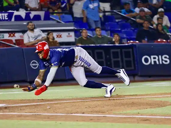 Jugador de Venados en juego contra Sultanes, en la Liga Arco Mexicana del Pacífico.