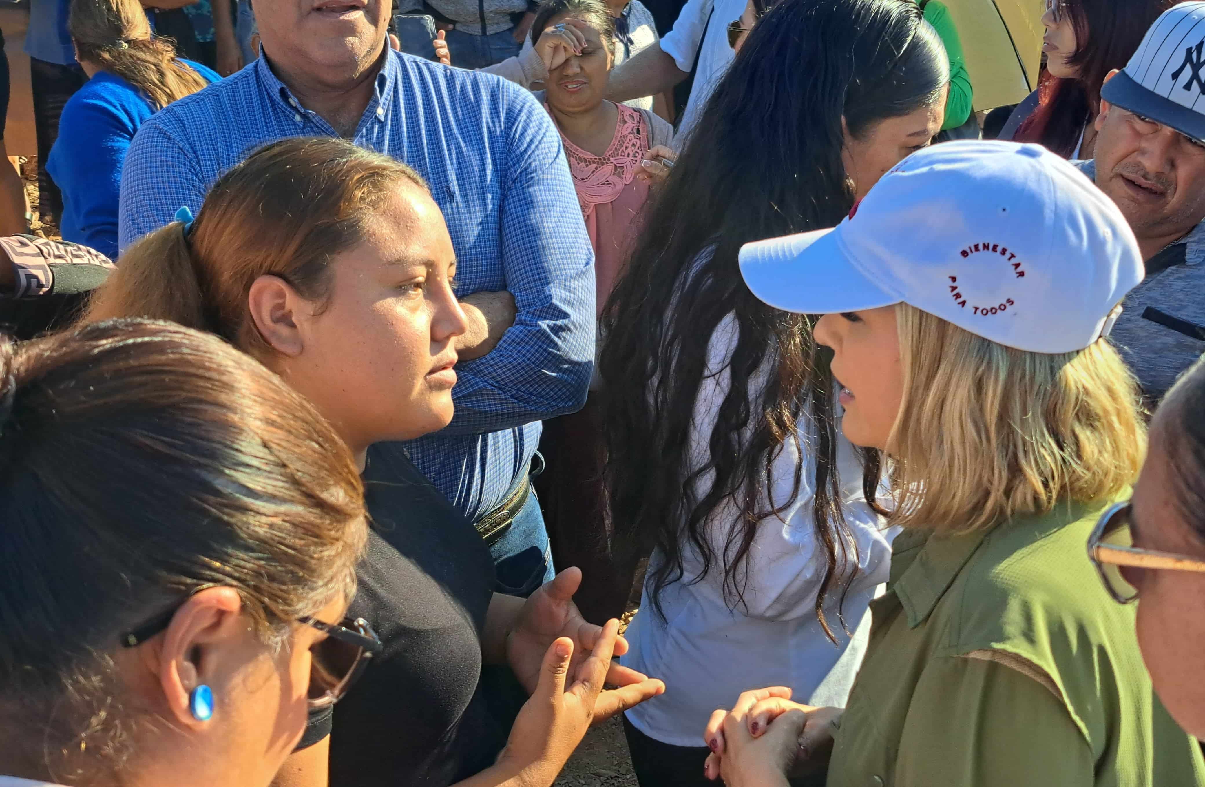 La alcaldesa Estrella Palacios habla con una vecina del Cvive