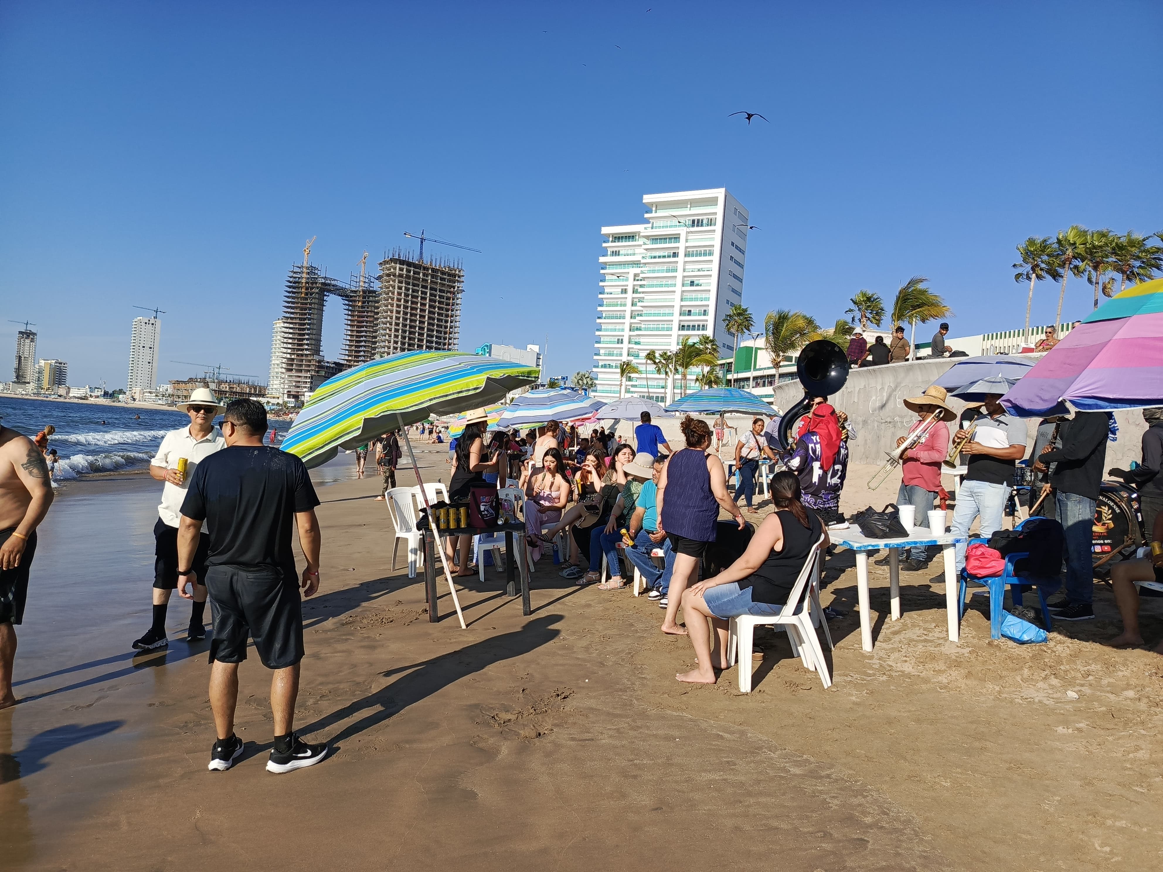 Turistas en la playa de Mazatlán