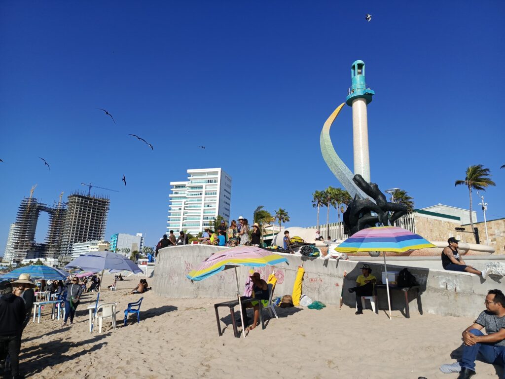 Turistas en la playa de Mazatlán