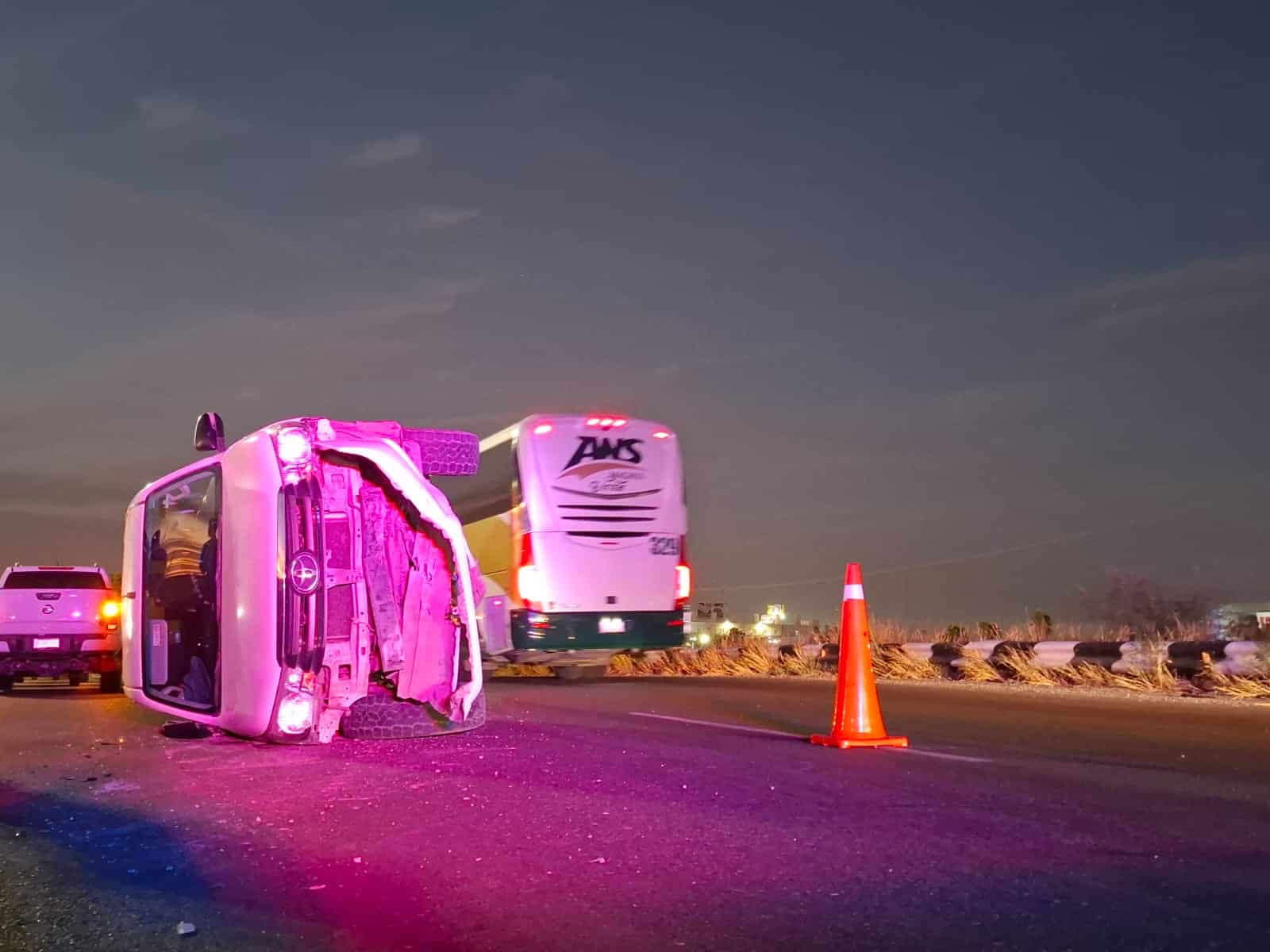 Camioneta volcada tras chocar contra un muro de contención en el puente del Trébol, Culiacán.