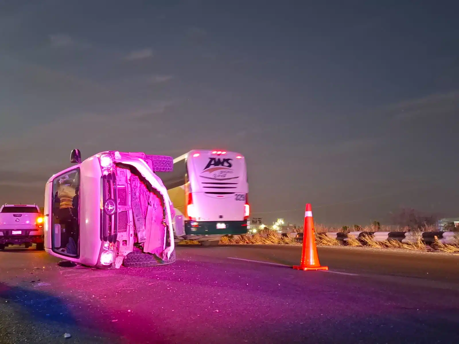 Camioneta volcada tras chocar contra un muro de contención en el puente del Trébol, Culiacán.