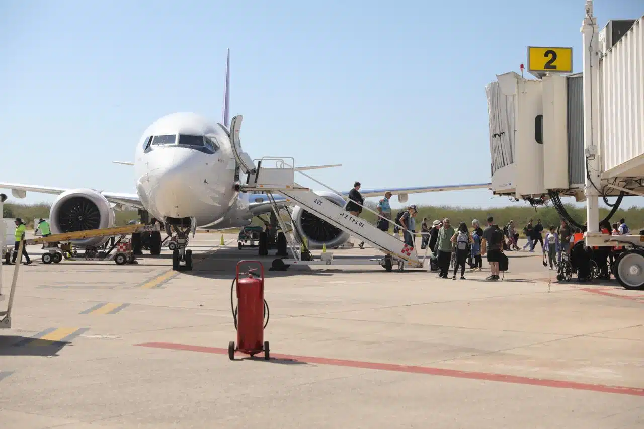 Vuelo arribando a Mazatlán procedente de Canadá.