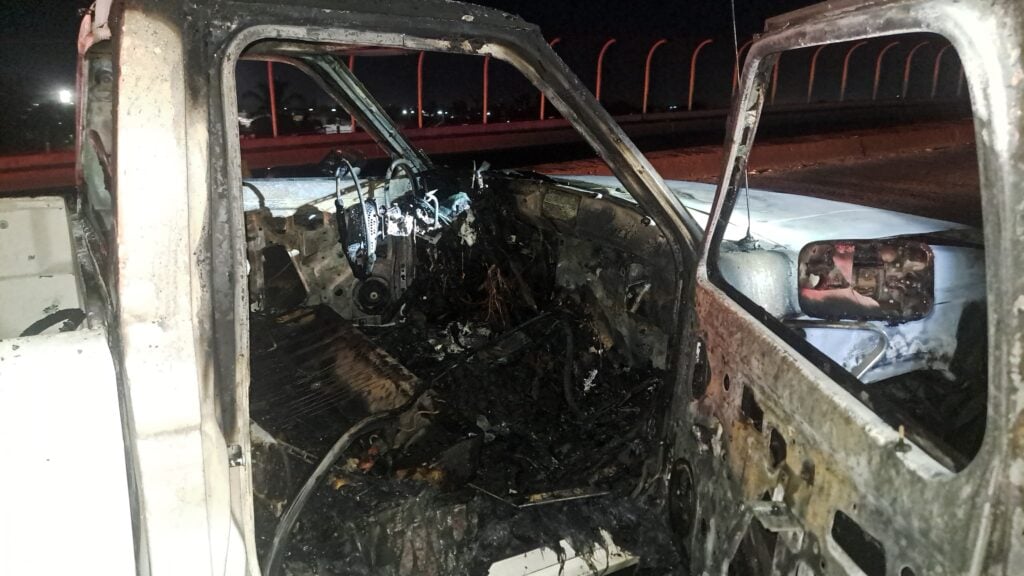 Camioneta arde en llamas sobre el puente ubicado sobre la colonia Allende en Mazatlán