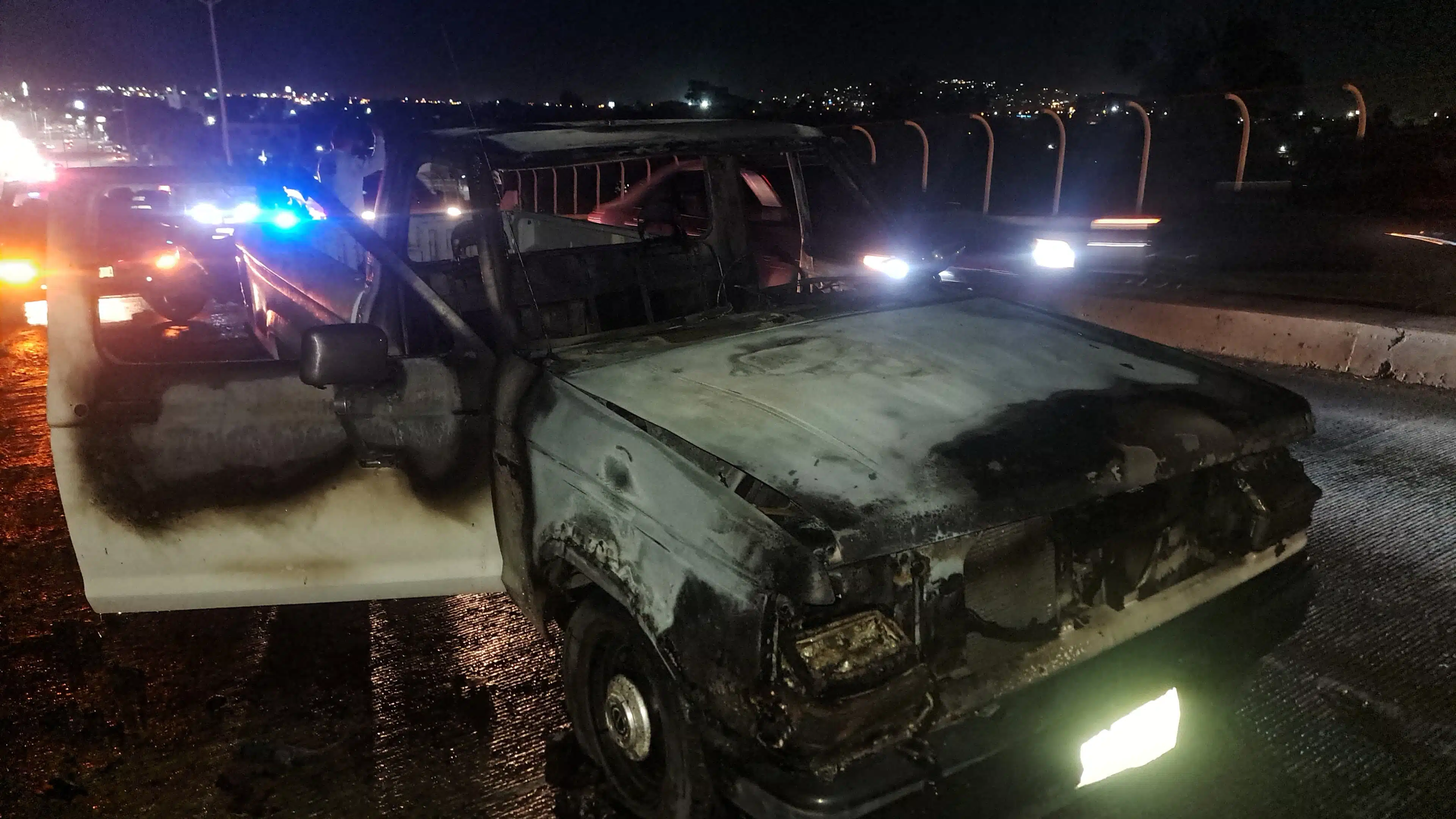 Camioneta arde en llamas sobre el puente ubicado sobre la colonia Allende en Mazatlán