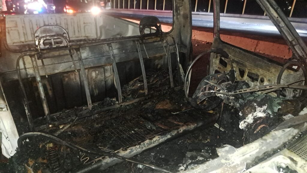 Camioneta arde en llamas sobre el puente ubicado sobre la colonia Allende en Mazatlán