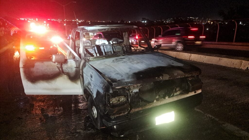 Camioneta arde en llamas sobre el puente ubicado sobre la colonia Allende en Mazatlán