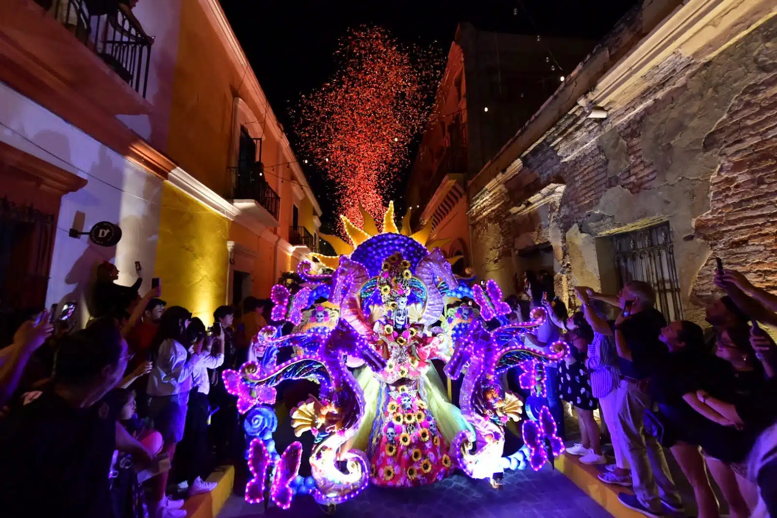 ¡Elegante y altanera! “La Catrina” pasea por las calles del Centro Histórico de Mazatlán