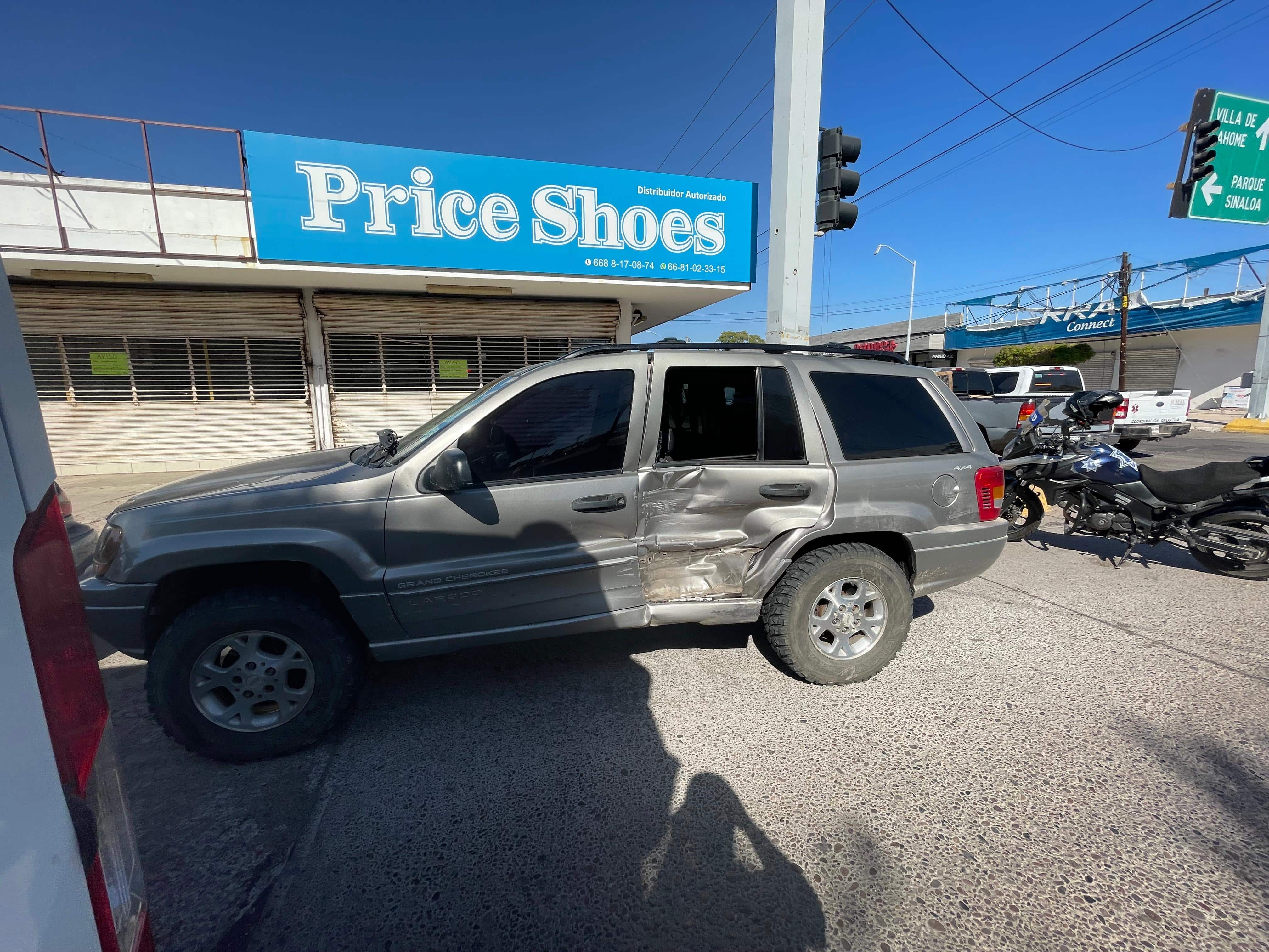 Camioneta impactada en Los Mochis
