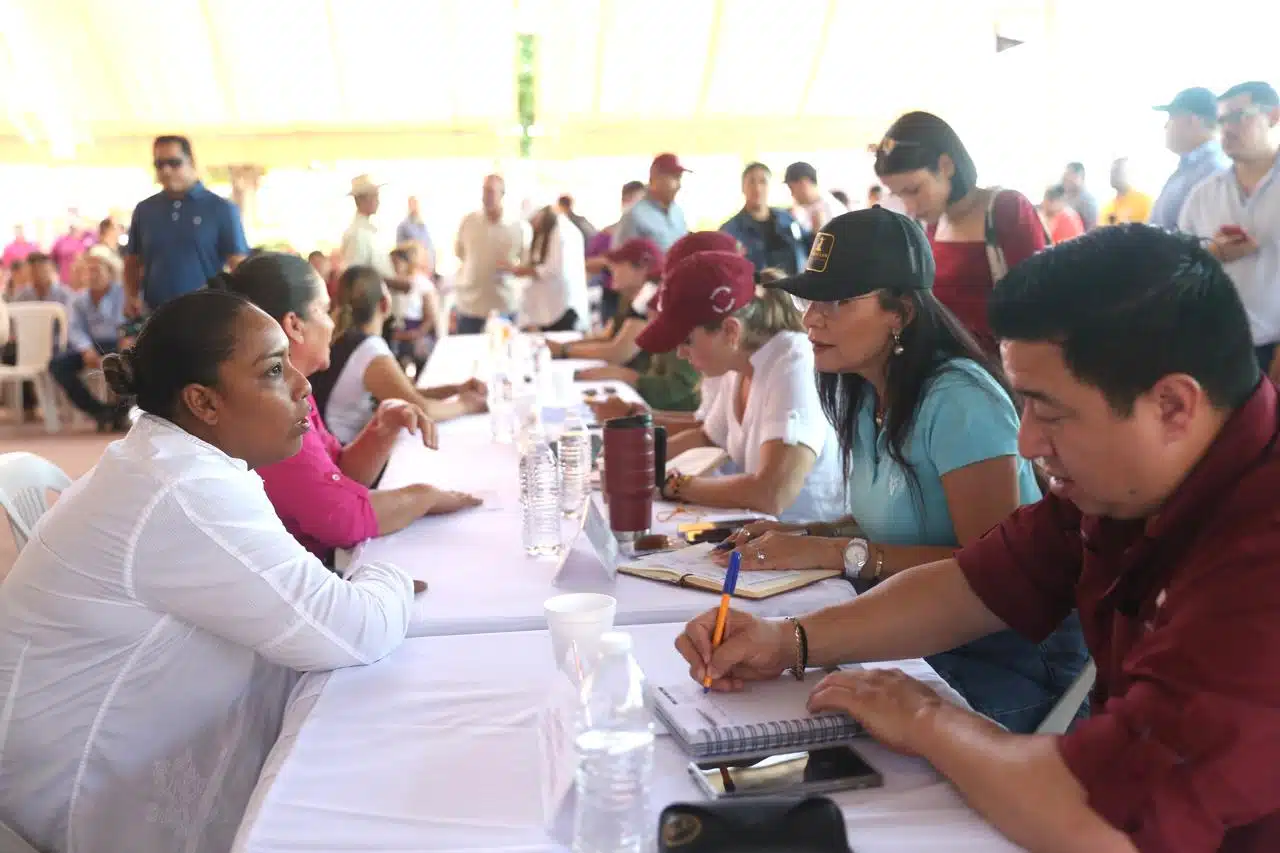 Habitantes de La Noria solicitan apoyos durante el programa “Contigo Mazatlán”