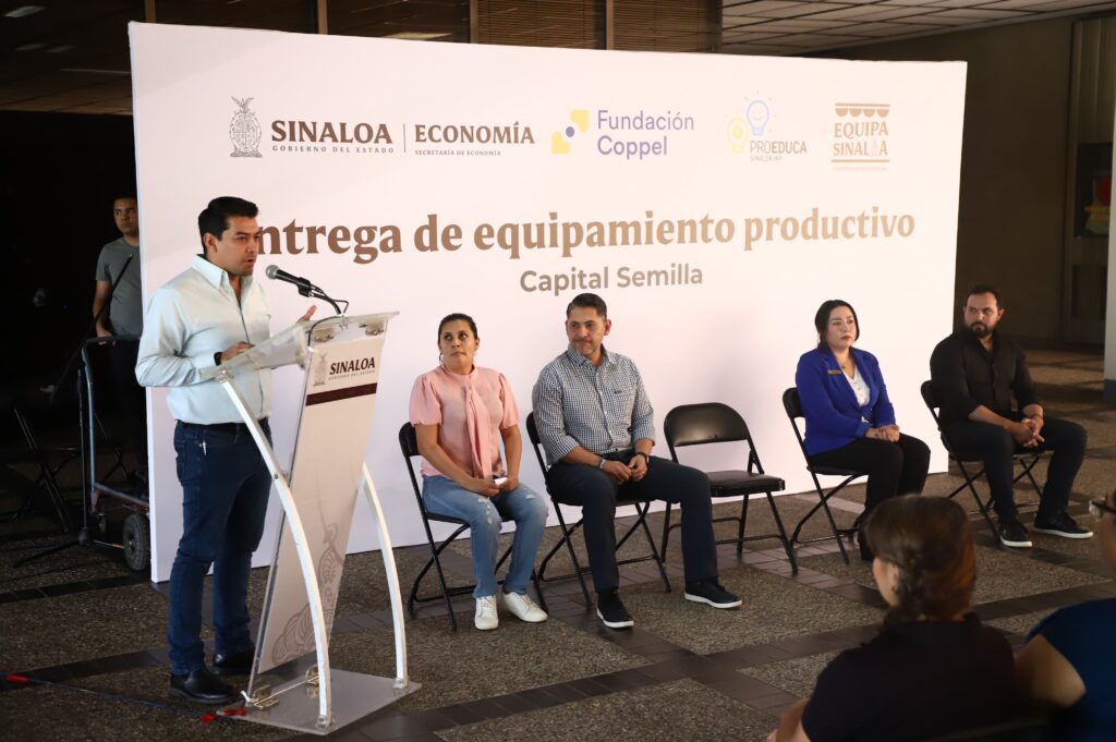 Entrega de equipo a emprendedores